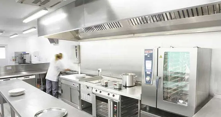 Pastane açmak için gerekli malzemeler ve ekipmanlar, mutfakta hazırlık yapan çalışan