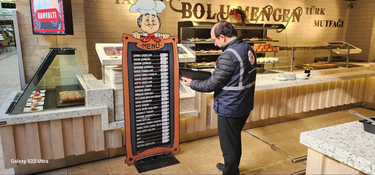 Ticaret Bakanlığı denetimi kapsamında işletme önünde yer alan menü ve fiyat listesi kontrolü