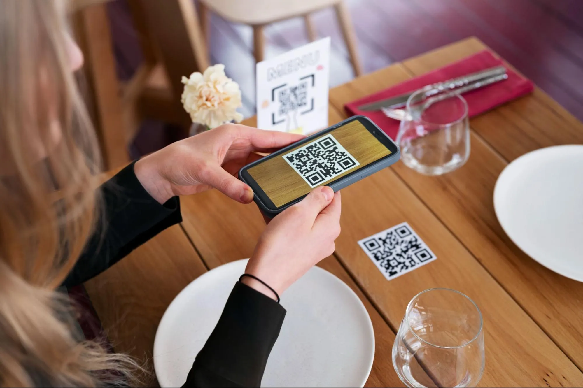 QR kod menü okutma ve dijital menü ile hızlı sipariş deneyimi, müşteri memnuniyeti